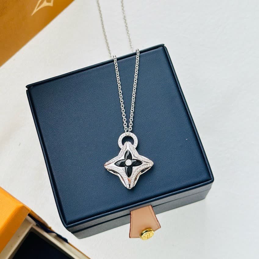 Louis Vuitton Happy Diamonds Star Pendant Necklace